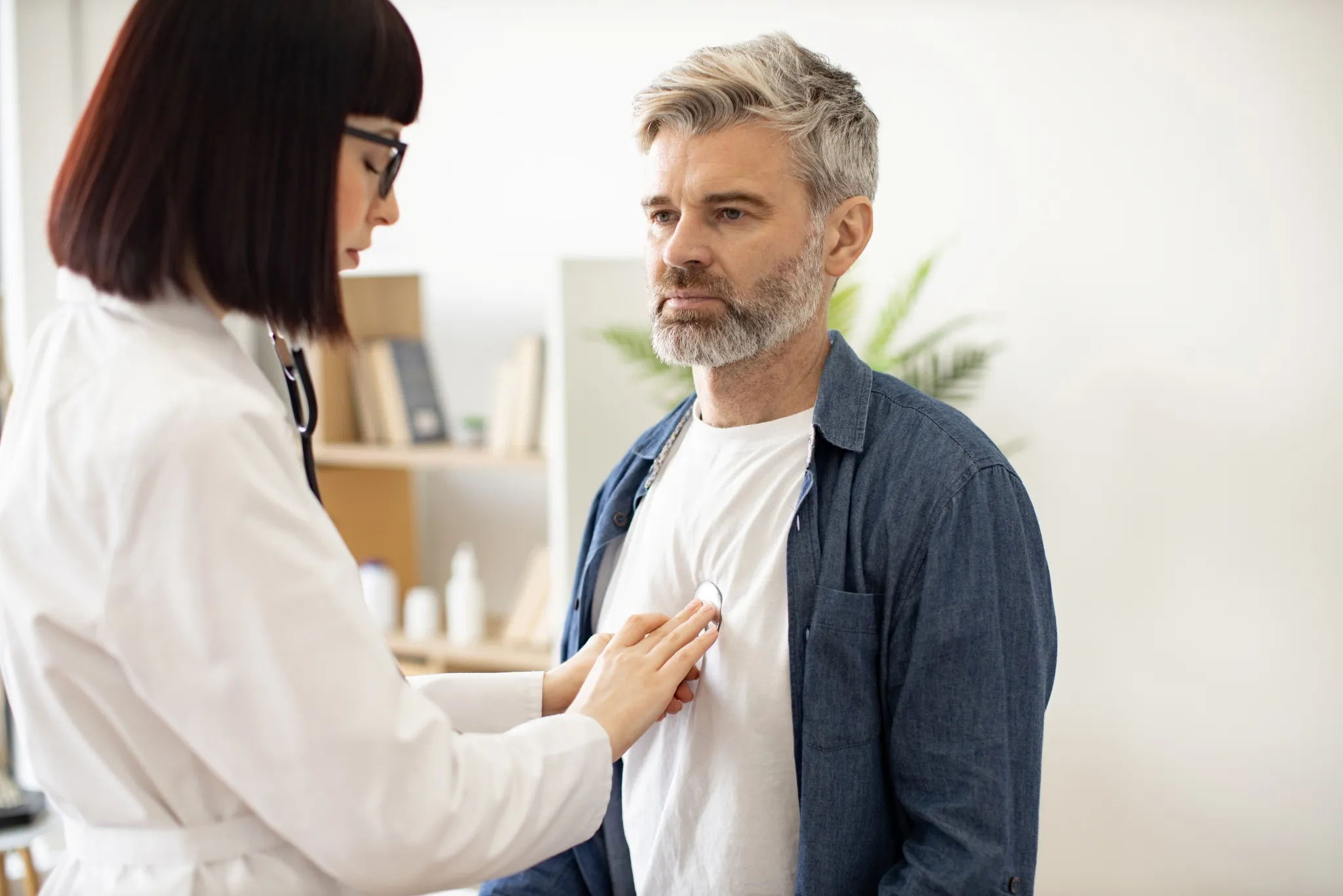 Médecin effectuant un bilan de santé complet pour un homme