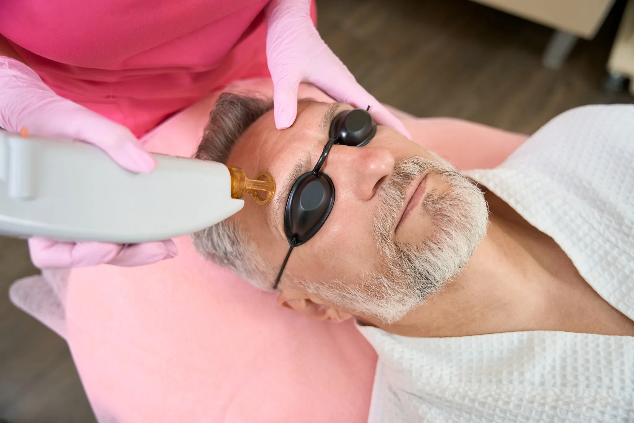 Traitement laser dermatologique pour homme en clinique