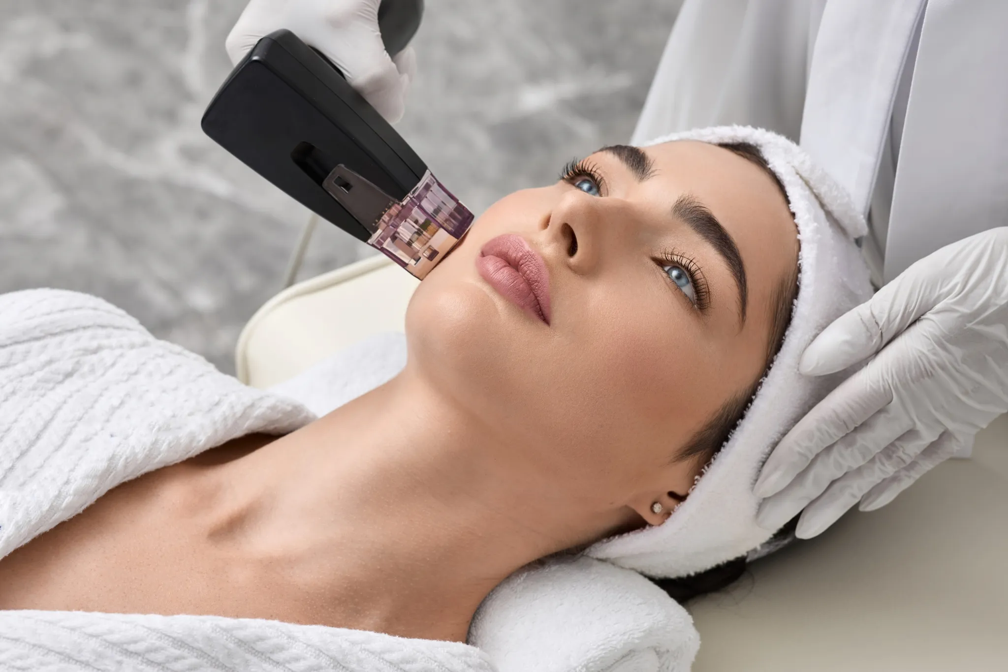 Soin du visage par radiofréquence en clinique.