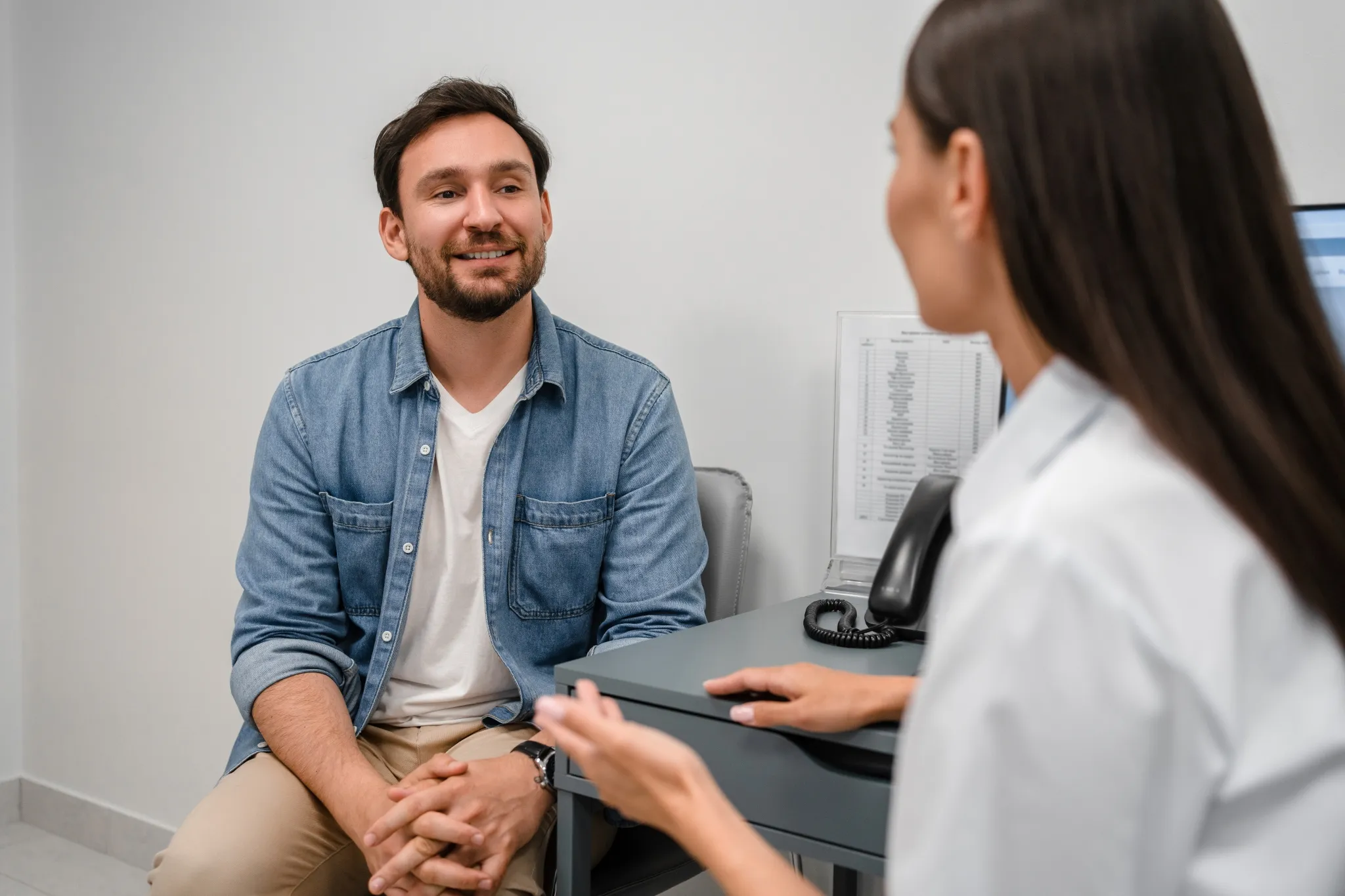 Consultation médicale pour homme dans un bureau de clinique moderne
