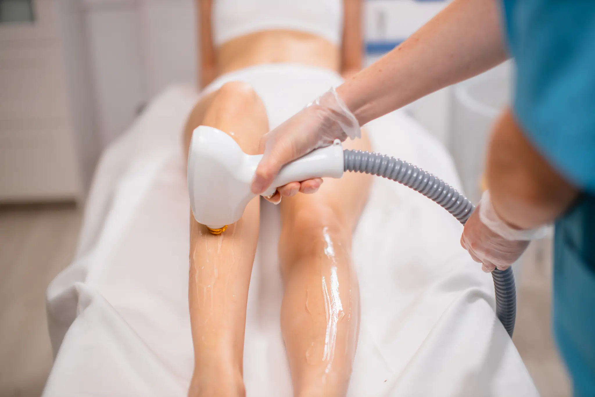 Séance d'épilation définitive au laser pour des jambes lisses en clinique médico-esthétique
