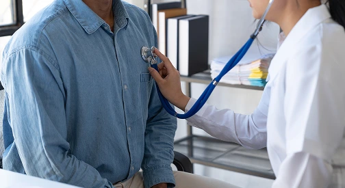 Médecin effectuant une auscultation avec un stéthoscope