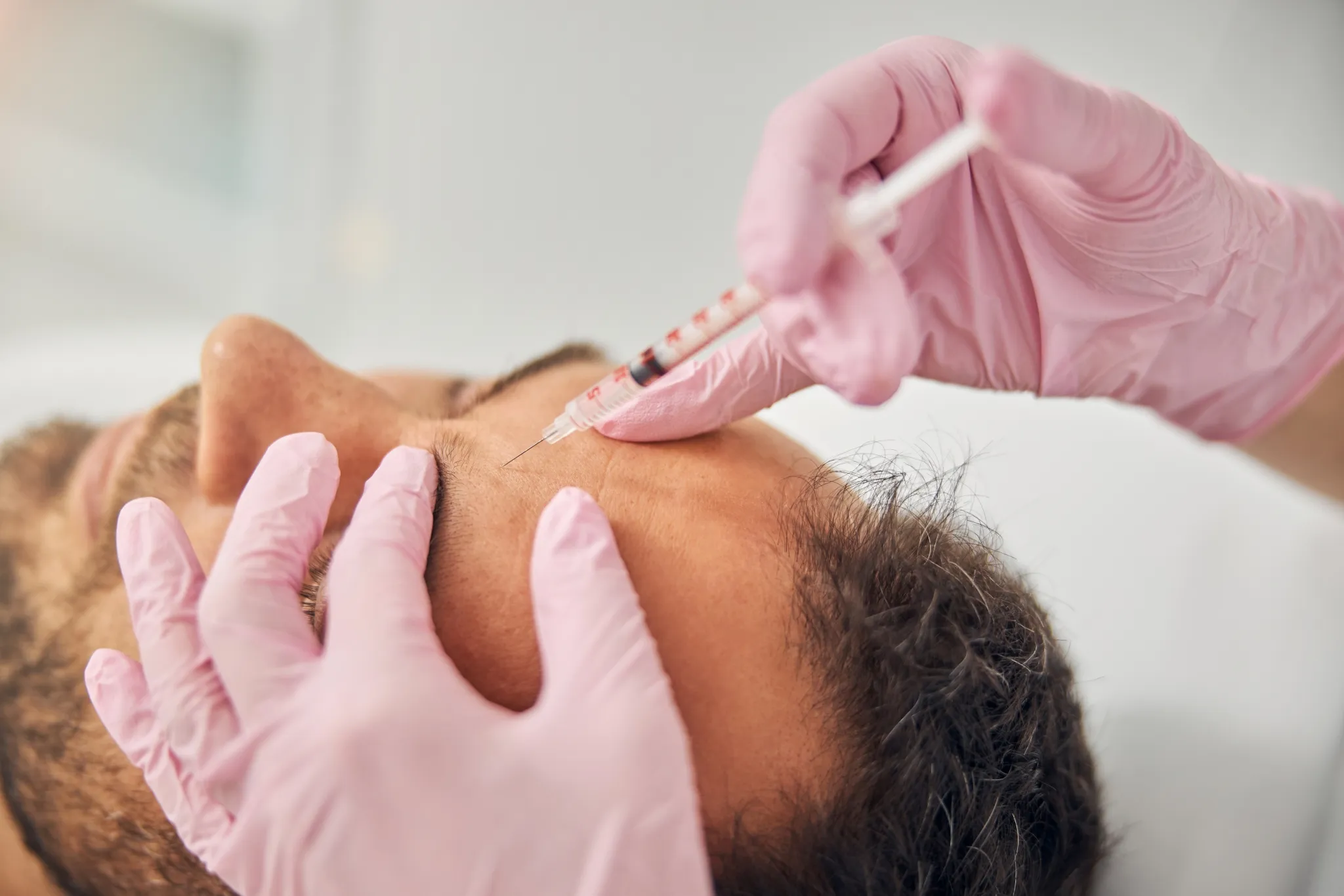 Soin esthétique pour homme par injection ciblée