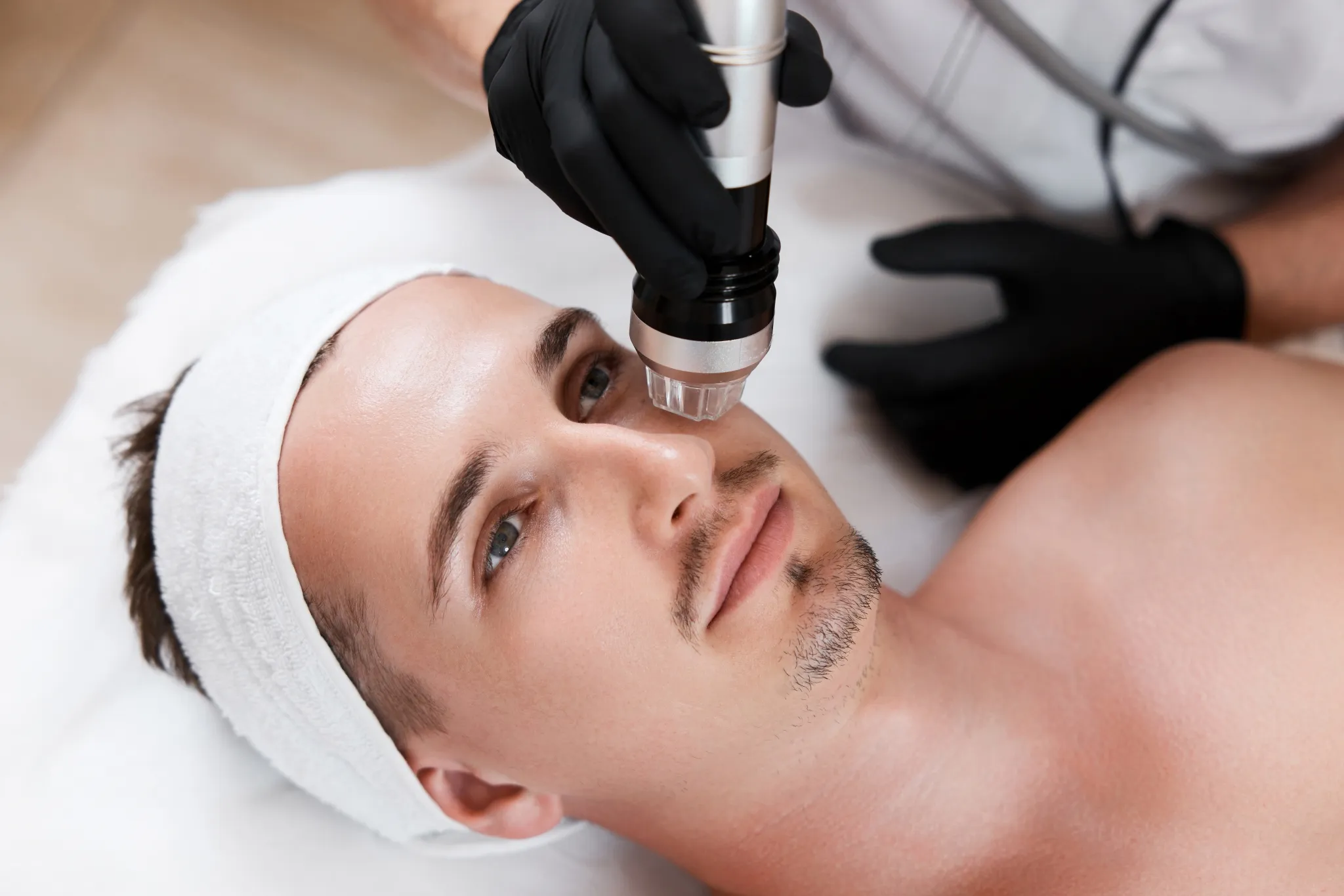 Procédure médico-esthétique visant à améliorer la texture de la peau