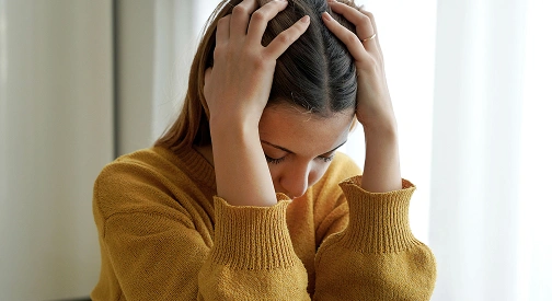 Femme exprimant un stress psychologique