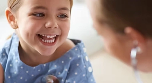Enfant souriant pendant une visite médicale à la clinique